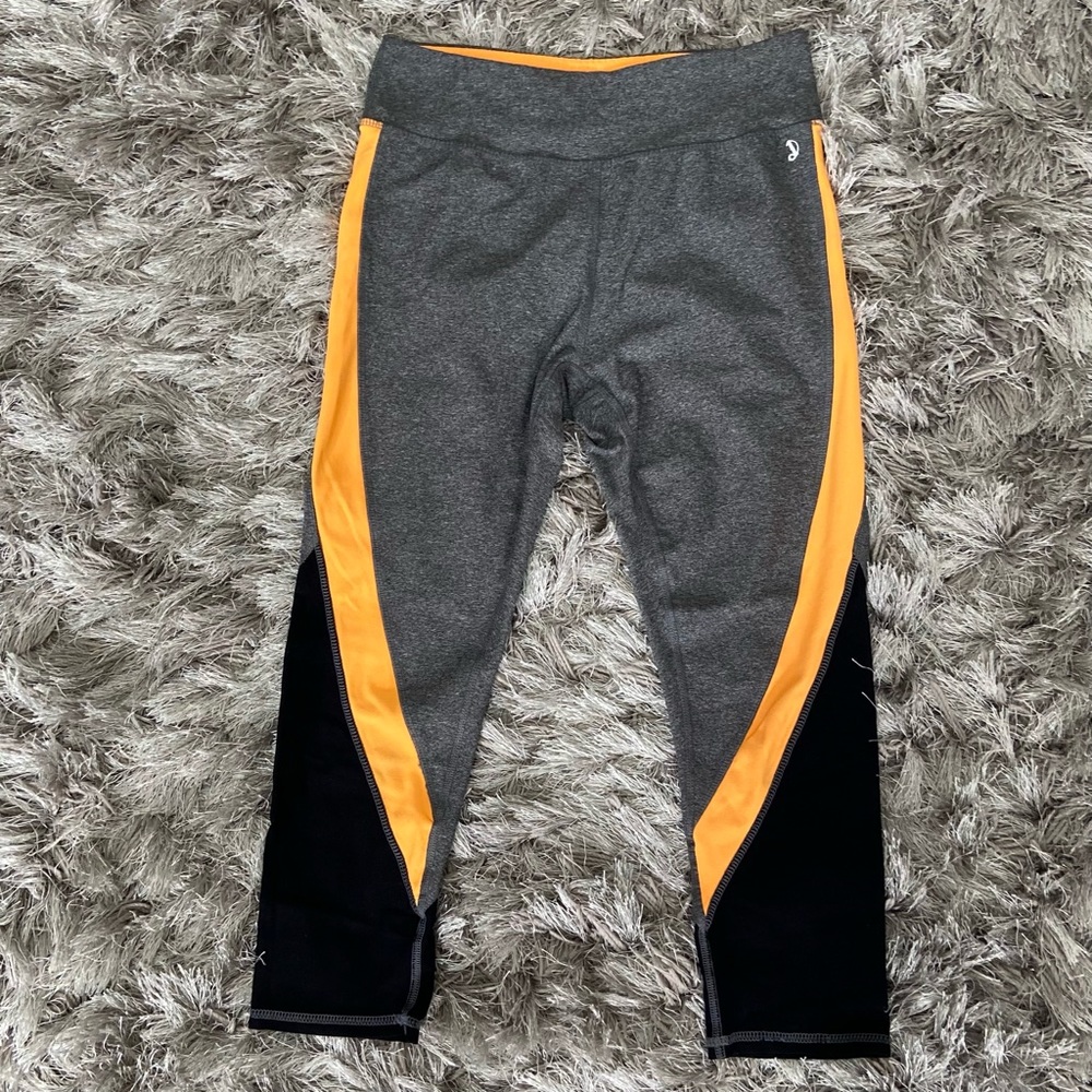 Activate women grey and orange 3/4 length workout leggings. Size S. Used.